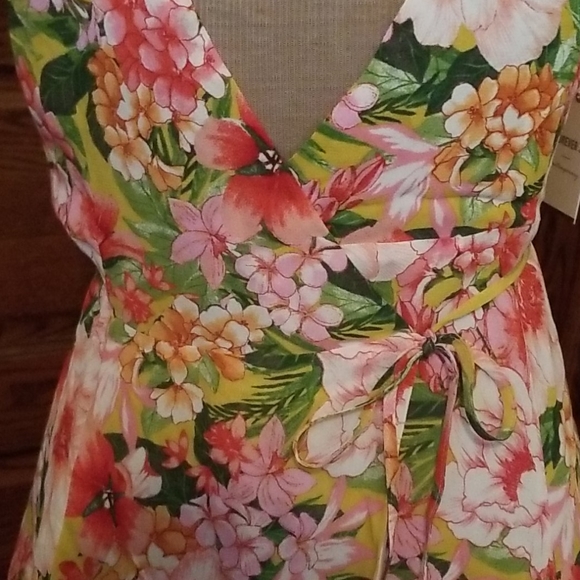 Flowy flattering floral dress size small - Picture 2 of 9